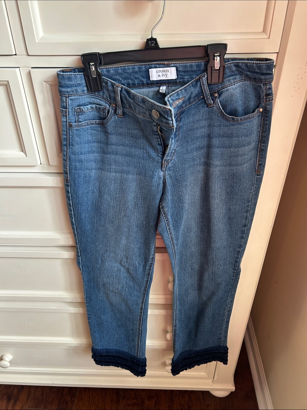 crown & ivy medium blue cropped ankle jeans with frayed hem